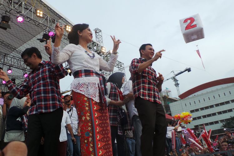 Pasangan calon gubernur-wakil gubernur DKI Jakarta Basuki Tjahaja Purnama-Djarot Saiful Hidayat dan para istri flashmob Hip-Hip Hura, di kawasan Kemayoran, Jakarta Pusat, Sabtu (11/2/2017).