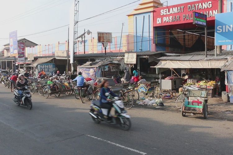 Sejumlah kendaraan roda dua melintas di depan Pasar Minggu Palimanan, Kecamatan Palimanan, Kabupaten Cirebon, Jawa Barat, Sabtu (18/5/2019). Pasar tradisional kedua ini juga berpotensi menjadi titik hambatan para pemudik. 