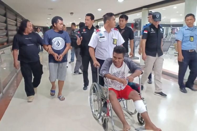 Polisi menggiring pelalu pengeroyokan yang ditangkap di Pangkalpinang, Minggu (18/11/2018) 