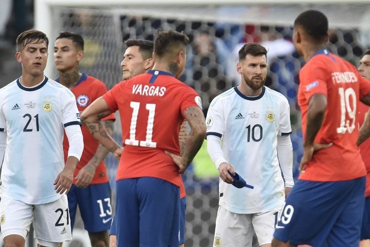 Friksi antara Lionel Messi dan Gary Medel yang berujung kartu merah mewarnai pertandingan perebutan posisi ketiga Copa America 2019 antara Argentina vs Cile di Arena Corinthians, 6 Juli 2019. 
