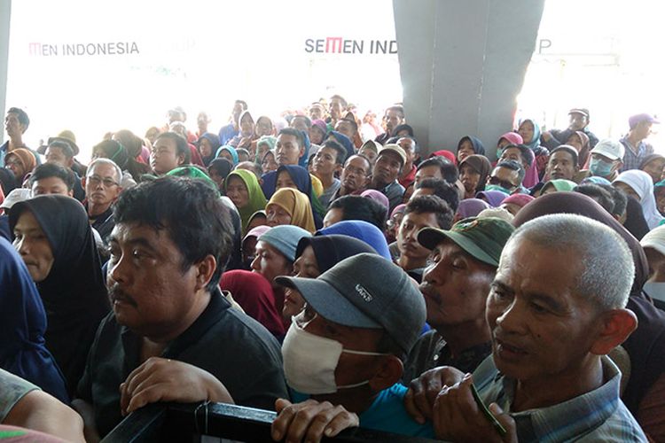 Ratusan warga rela antri dan berdesak-desakan di depan pintu masuk Wisma Achmad Yani, guna mendapatkan paket sembako murah dari PT. Semen Indonesia.