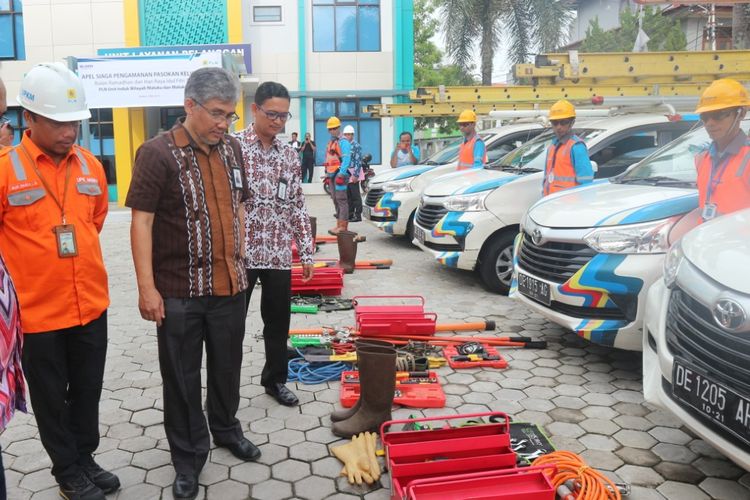 Ratusan petugas PLN di Maluku mengikuti apel pasukan dan peralatan dalam rangka persiapan pengamanan pasokan kelistrikan jelang bulan Ramadhan dan Idul Fitri 1440 Hijriah di halaman Kantor Unit Layanan Pelanggan (ULP) Ambon, Jumat (3/5/2019) 