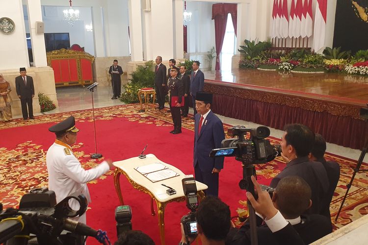 Presiden Joko Widodo melantik gubernur dan wakil gubernur Maluku Utara hasil pemilihan gubernur 2018, Abdul Gani Kasuba dan Al Yasin Ali. Pelantikan berlangsung di Istana Negara, Jakarta, Jumat (10/5/2019) siang.