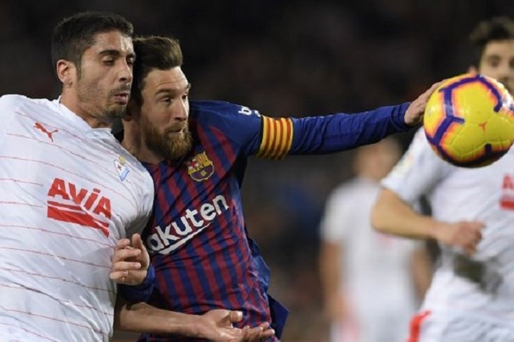 Jose Angel mengawal ketat Lionel Messi pada pertandingan Barcelona vs Eibar di Stadion Camp Nou dalam lanjutan La Liga Spanyol, 13 Januari 2019. 