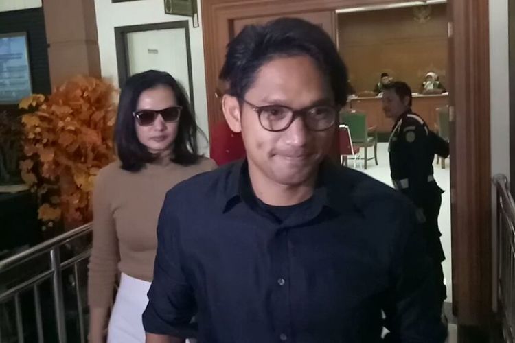 Ibnu Jamil dan Ade Maya keluar dari ruang sidang menuju ruang mediasi di Pengadilan Agama Jakarta Selatan, Kamis (5/10/2017).