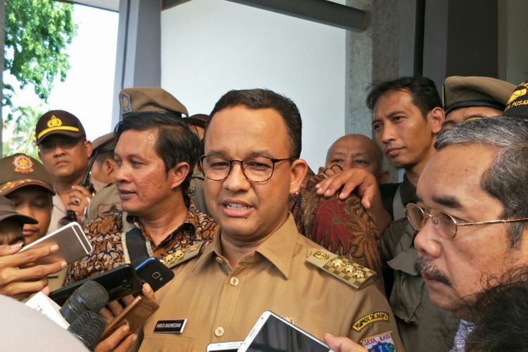 Gubernur DKI Jakarta Anies Baswedan seusai kunjungan kerja di Gedung Pertemuan Pertamina, Cempaka Putih, Jakarta Pusat, Selasa (5/12/2017).