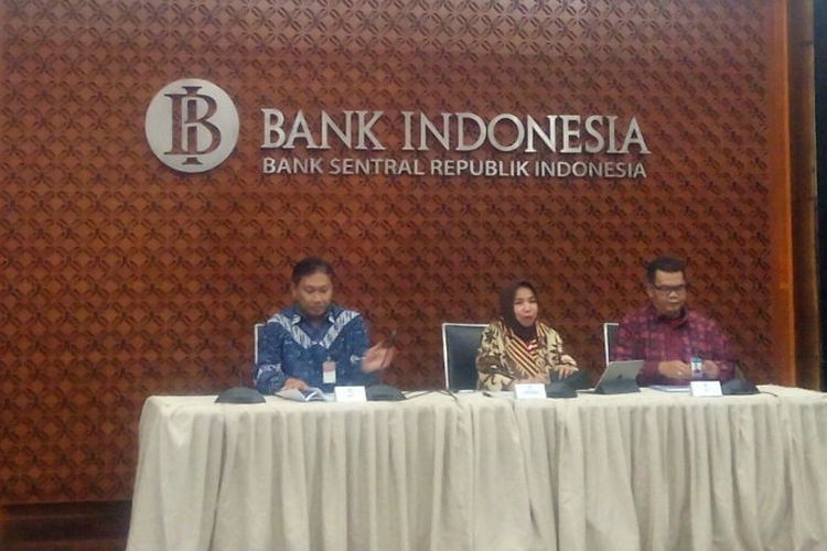 Deputi Gubernur BI, Ros­maya Hadi (tengah) menyampaikan kebutuhan uang kartal selama Ramadhan dan Lebaran tahun ini dalam jumpa pers di Gedung Bank Indonesia, Jakarta, Jumat (10/5/2019).