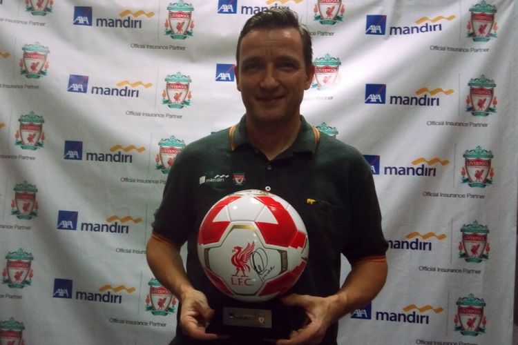 Mantan pemain Liverpool Vladimir Smicer datang ke Indonesia 7 dan 8 Februari 2019 terkait kerja sama Liverpool dengan AXA Mandiri sebagai bagian dari AXA Grup yang menjadi Official Global Insurance Liverpool FC empat tahun ke depan sejak 2019.