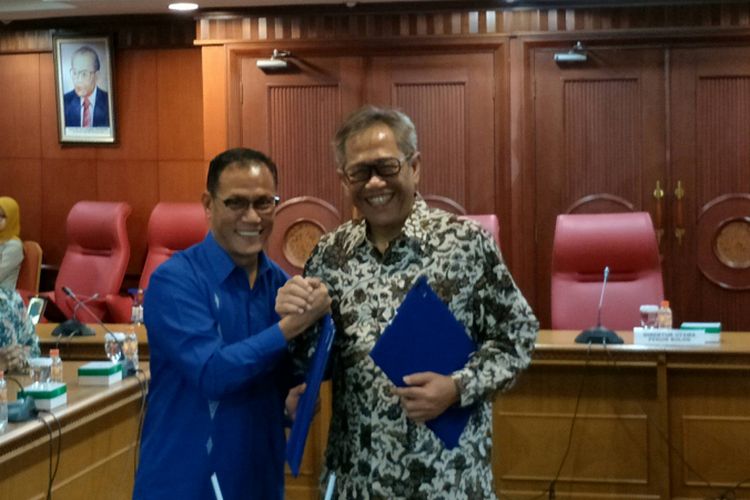 Penandatanganan nota kesepahaman antara Direktur Utama Perum Bulog Djarot Kusumayakti (kanan) dan Kepala BPS Suhariyanto (kiri) di Kantor Pusat Perum Bulog, Jakarta, Selasa (20/3/2018).