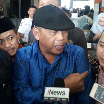 Kuasa hukum koalisi masyarakat anti hoaks, Eggi Sudjana, di kantor Bawaslu, Jakarta, Selasa (19/2/2019). 