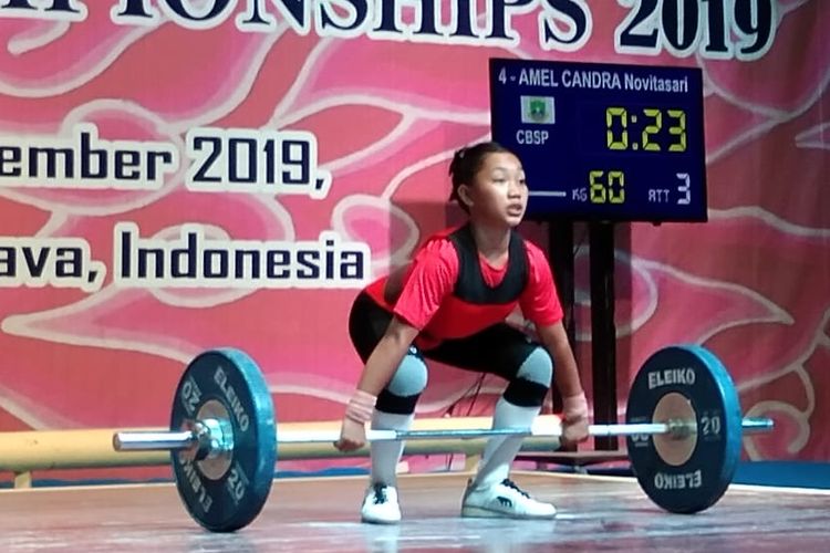 Peraih medali emas untuk kelas 40+ kg preyouth putri, Amel Candra Novitasari, di The 2nd Junior Indonesia Weightlifting Championships 2019.