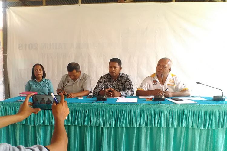 Ketua KPUD Sikka didampingi tiga komisioner saat memberikan keterangan kepada sejumlah wartawan, Rabu (20/2/2019).