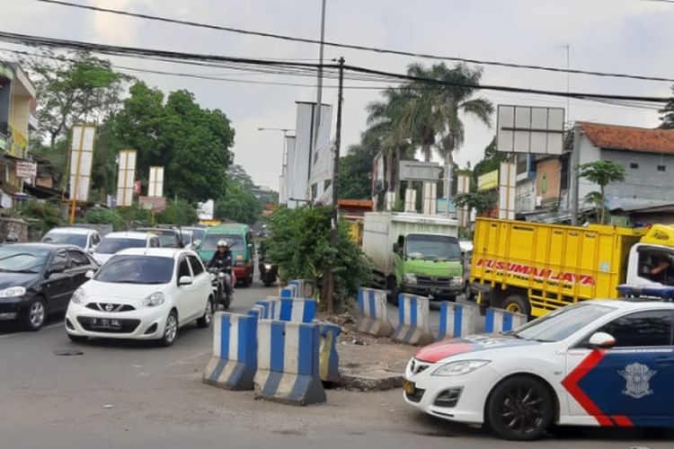 Arus lalu lintas di kawasan pendidikan Jatinangor, Sumedang kerap dipadati kendaraan. Foto diambil Jumat (21/12/2018). 