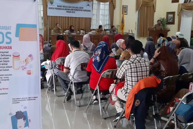 Ketua KPA Sumedang Herman Suryatman membuka Rapat Kerja dan Evaluasi Akhir Tahun 2018 KPA Sumedang di Gedung Negara, Sumedang, Jawa Barat, Senin (12/2/2019). AAM AMINULLAH/KOMPAS.com