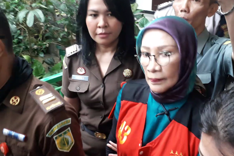Terdakwa kasus penyebaran kabar bohong atau hoaks Ratna Sarumpaet sebelum menjalani sidang keempat di Pengadilan Negeri Jakarta Selatan, Selasa (19/3/2019).