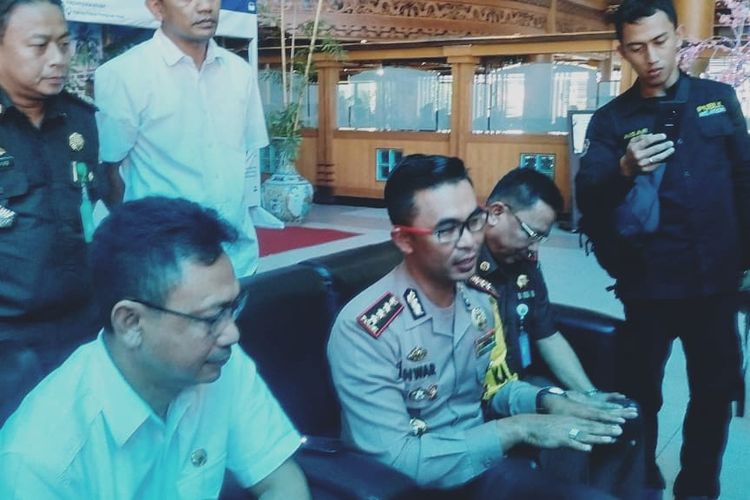 Wali Kota Pontianak Edi Rusdi Kamtono (kiri) bersama Kapolresta Kombes Pol Anwar Nasir (tengah) menggelar konferensi pers di Hotel Kapias Palace Pontianak, Kalimantan Barat, Rabu (10/4/2019).