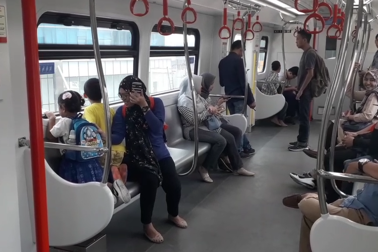 Suasana dalam kereta LRT pada masa uji coba publik, Rabu (12/6/2019).