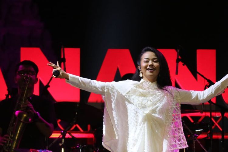 Yura Yunita beraksi di panggung Prambanan Jazz hari kedua yang di gelar di Kompleks Candi Prambanan, Yogyakarta pada Sabtu (6/7/2019).