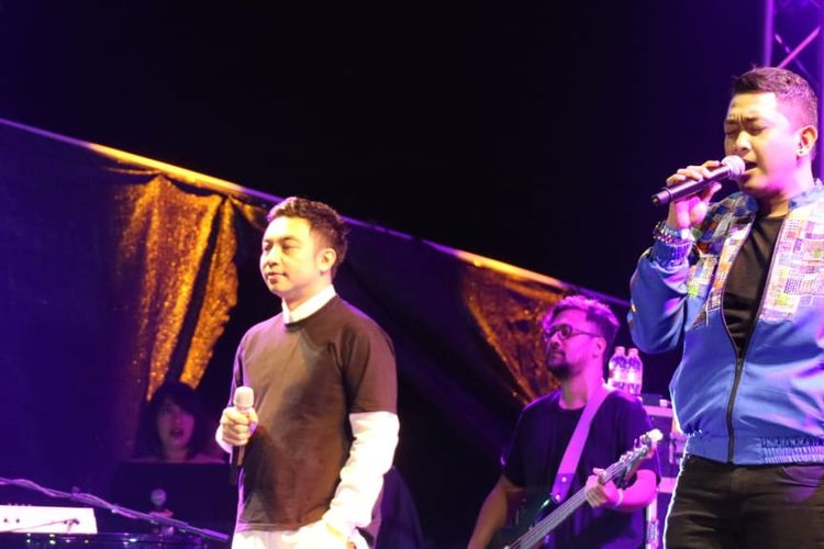 Yovie Widianto bersama Mario serta Dudi Oris beraksi di panggung Prambanan Jazz hari kedua yang di gelar di Kompleks Candi Prambanan, Yogyakarta pada Sabtu (6/7/2019).