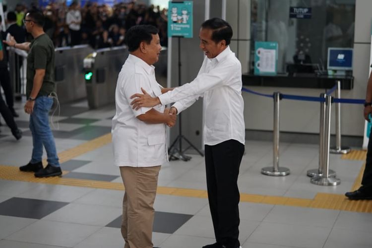 Presiden Joko Widodo bertemu calon presiden, Prabowo Subianto di Stasiun MRT Lebak Bulus, Jakarta Selatan, Sabtu (13/7/2019).