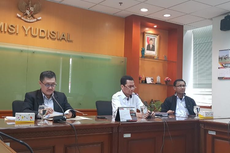 Ketua Bidang Rekruitmen Hakim KY Aidul Fitriciada Azhari (kiri) umumkan 29 orang calon hakim agung yang lolos seleksi kualitas di Kantor Komisi Yudisial, Jalan Kramat Raya, Jakarta Pusat, Rabu (7/8/2019).