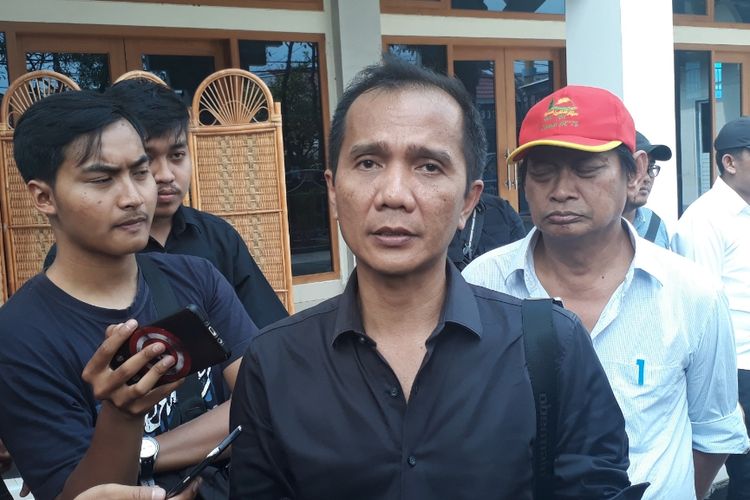 Salah satu anggota tim pakar yang tergabung dalam tim gabungan kasus Novel, Nur Kholis saat mendatangi 4 tempat di Bekasi, Jawa Barat terkait lanjutan penyelidikan kasus teror penyiraman air keras kepada penyidik senior Komisi Pemberantasan Korupsi (KPK) Novel Baswedan, Rabu (27/3/2019). 