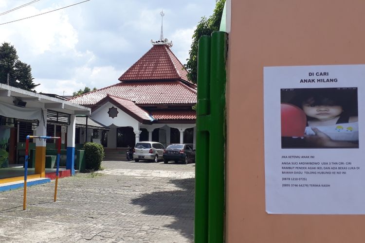Pamflet informasi mengenai balita bernama Anisa Suci Ardiwibowo yang hilang diculik orang tak dikenal di Masjid Al-Amin, Jalan Bintara Jaya III, Bekasi Barat, Kota Bekasi, Kamis (11/4/2019).