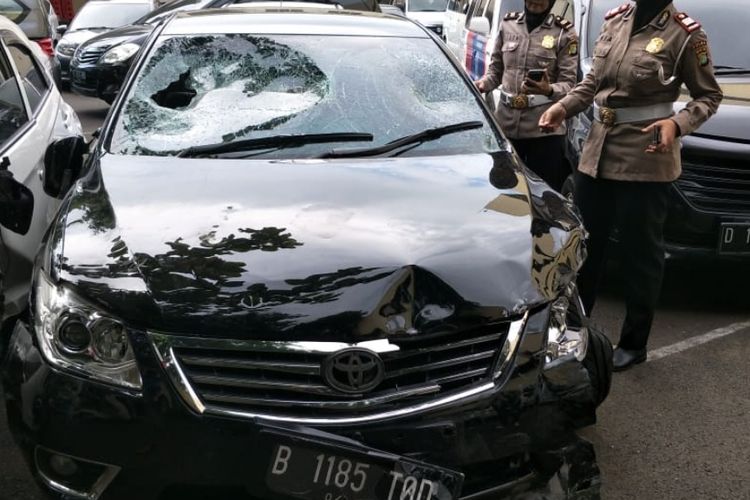 Mobil Camry bernomor polisi B 1185 TOD yang dikemudikan DS hancur usai kecelakaan dan diamuk massa di Menteng, Jakarta Selatan, Jumat (19/4/2019).