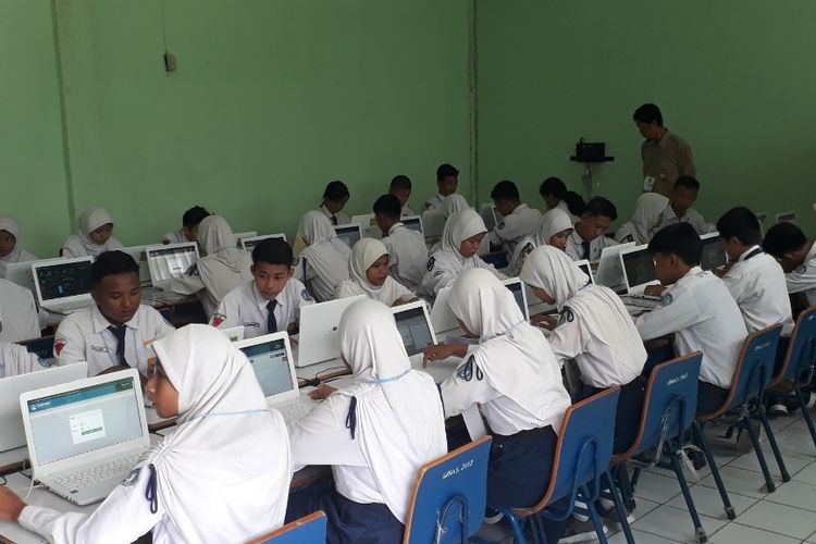 Suasana Ujian Nasional Berbasis Komputer (UNBK) di SMPN 11 Kota Bekasi, Senin (22/4/2019).
