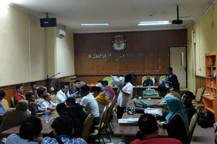 Suasana pleno rekapitulasi suara Kota Bekasi pada pemilu 2019 di Kantor KPU Kota Bekasi, Jumat (10/5/2019).