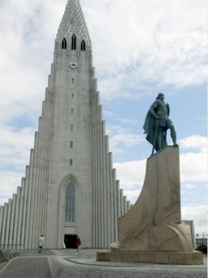 Katedral Hallgrimskirkja dan patung penjelajah Viking Leif Eriksson Reykjavik, Islandia. (AFP/Marcel Mochet)