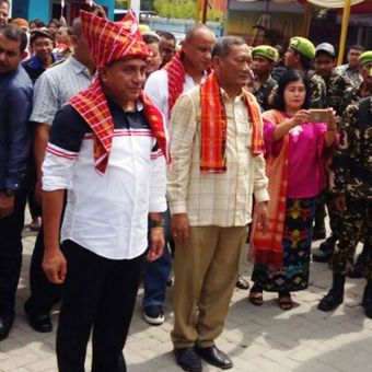 Panglima Kostrad Letjen Edy Rahmayadi (bertopi adat) mengaku serius dan siap maju menjadi gubernur Sumatera Utara, Minggu (17/9/2017)