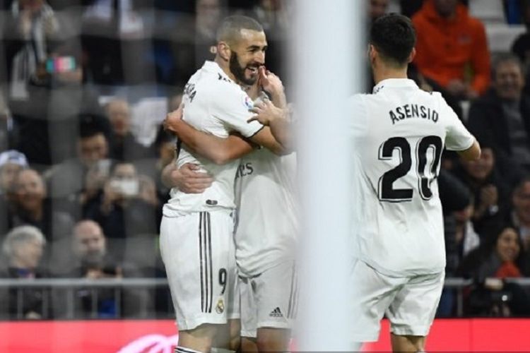 Karim Benzema merayakan gol bersama rekan-rekannya pada pertandingan Real Madrid vs Rayo Vallecano di Stadion Santiago Bernabeu dalam lanjutan Liga Spanyol, 15 Desember 2018. 