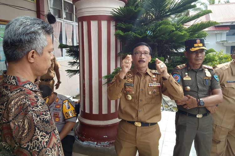 Bupati Pesisir Selatan Hendrajoni (tengah) memberikan arahan saat meninjau gudang logistik  Pemilu yang terbakar di Tarusan, Senin (22/4/2019)