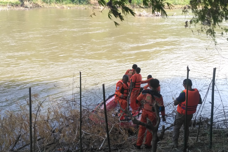 Tim SAR melakukan pencarian Febrian Koironi (8) yang hilang tenggelam di Sungai Brantas wilayah Badal Cikal, Ngadiluwih, Kabupaten Kediri, Jawa Timur, Sabtu (6/7/2019).