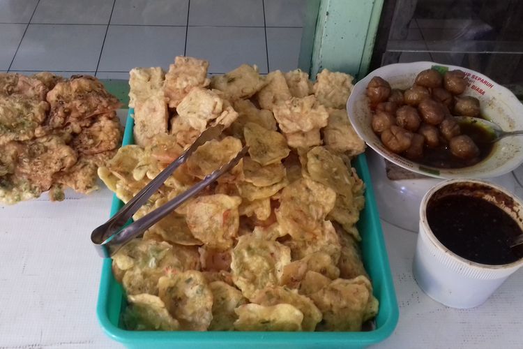 Weci, tempe goreng dan aneka lauk yang tersedia di Warung Lengko di kawasan Universitas Brawijaya, Malang, Jawa Timur, Jumat (16/8/2019).
