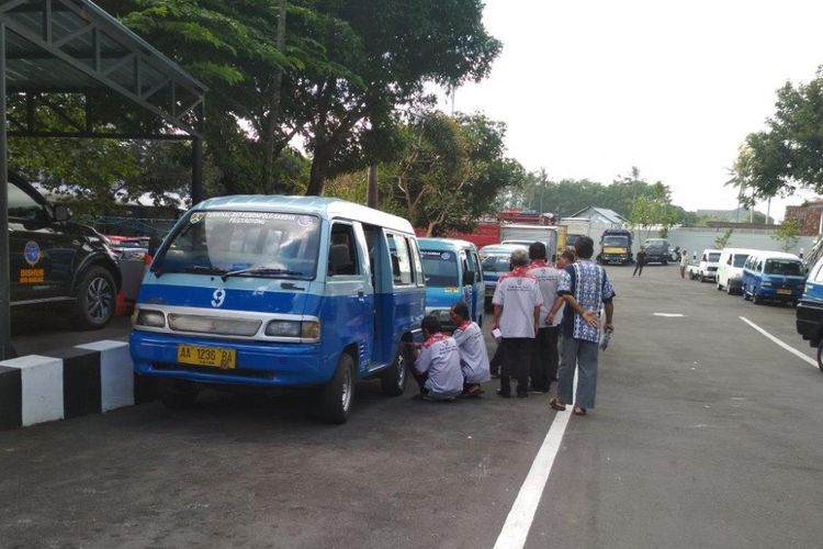 Awak angkutan umum di Kota Magelang menolak keberadaan ojek online di Dinas Perhubungan Kota Magelang, Senin (31/7/2017).