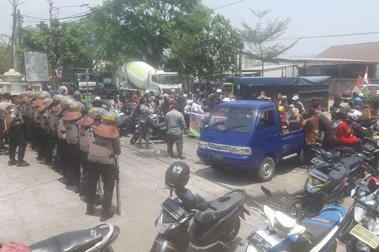 Warga blokade akses jalan jalan nasional penghubung Cirebon-Bandung, di depan kawasan IPP Sumedang, Jawa Barat, Rabu (4/9/2019). AAM AMINULLAH/KOMPAS.com