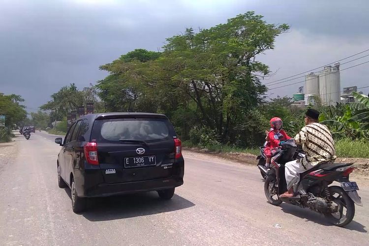 Suasana lalu lintas di sekitar Indocement Palimanan, Cirebon. 