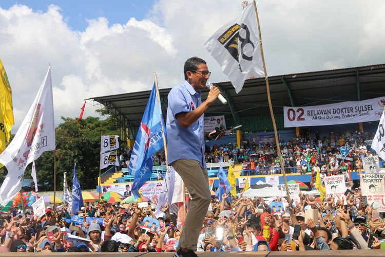 Sandiaga Uno orasi politik di stadion Laga Ligo Palopo, dia berjanji akan mensejahterakan para tenaga honorer, Senin (01/03/209)