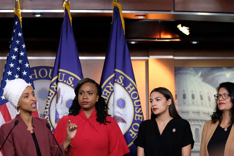 Empat anggota perempuan Kongres Amerika Serikat (AS) dari Partai Demokrat kiri ke kanan: Ilhan Omar (Minnesota), Ayanna Pressley (Massachusetts), Alexandria Ocasio-Cortez (New York), dan Rashida Tlaib (Michigan) ketika menggelar konferensi pers di Washington DC Senin (15/7/2019). Mereka menjadi target komentar rasis yang dilayangkan Presiden Donald Trump.