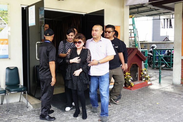 Istri Mus Mulyadi, Helen Sparingga dan putranya, Erick Haryadi tampak menangis saat keluar dari pemulasaraan jenayah Rumah Duka Dharmais, Jakarta Barat, Kamis (11/4/2019).