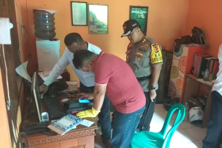 Kapolres Banjar, AKBP Yulian Perdana melihat jalannya proses identifikasi jenasah Kokom di RSUD Banjar, Rabu (10/4/2019).