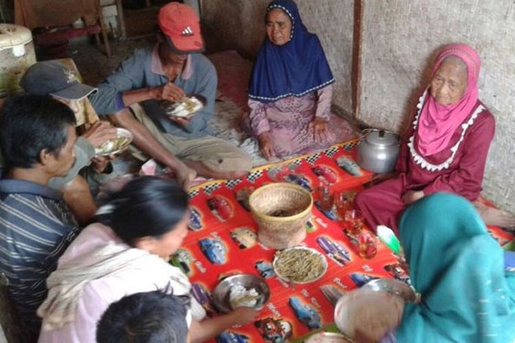 Keluarga Unesih berkumpul untuk makan siang bersama dengan lauk berupa kulit singkong rebus di Kampung Pasir Pari, Desa Pasir Pari Huni, Kecamatan Ciawi, Kabupaten Tasikmalaya, Kamis (24/8/2017). Kemiskinan membuat mereka makan dengan menu seadanya. 