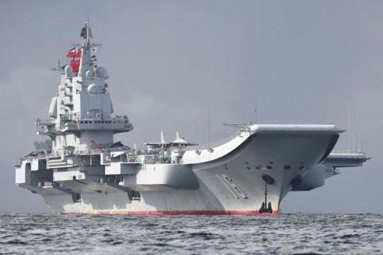 Kapal induk pengangkut pesawat tempur milik China pertama kali terlihat memasuki wilayah Selat Taiwan pada Januari tahun lalu.