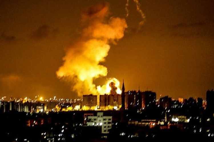 Asap membubung dari sebuah kawasan di Jalur Gaza ketika jet tempur Israel menyerang tempat tersebut Senin (18/6/2018).