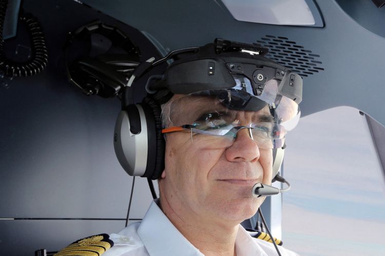 Head-mounted display Clearvision yang dikembangkan ATR.