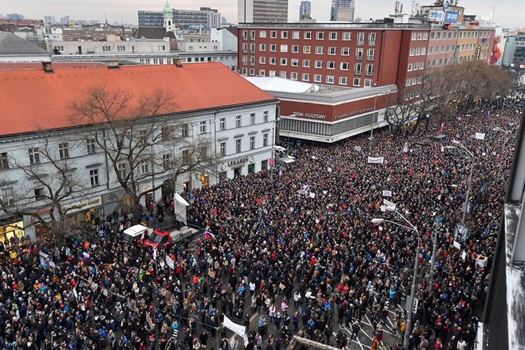 Sekitar 50.000 orang berkumpul di pusat kota Bratislava, Slovakia Jumat (9/3/2018). Mereka melakukan aksi protes untuk menuntut transparansi pengusutan kasus pembunuhan terhadap seorang jurnalis bernama Jan Kuciak pada 25 Februari lalu.