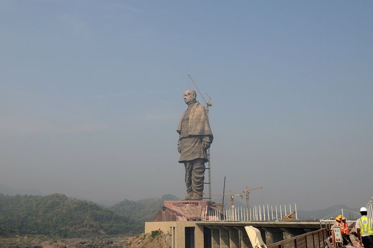 Para pekerja tengah menyelesaikan patung pejuang kemerdekaan India, Sardar Vallabhbhai Patel, di negara bagian Gujarat. Patung setinggi 182 meter itu akan diresmikan pada Rabu (31/10/2018). 