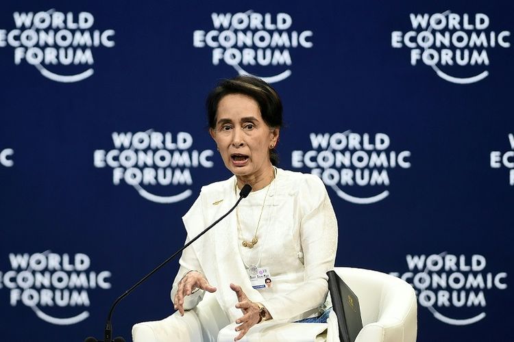 Pemimpin de facto Myanmar Aung San Suu Kyi berbicara di ajang World Economic Forum on ASEAN di Hanoi, Kamis (13/9/2018). 